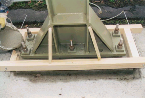 Rót vữa làm chân móng máy