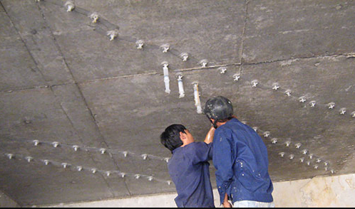 Bơm keo epoxy xử lý nứt bê tông